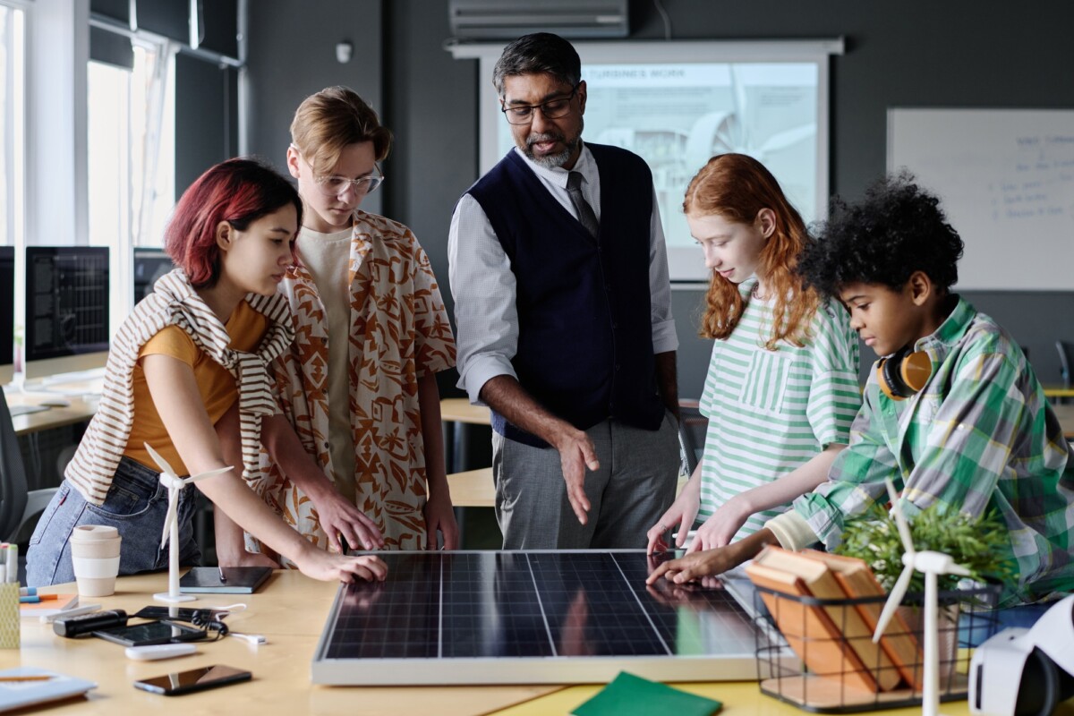 What are the pros and cons of solar energy